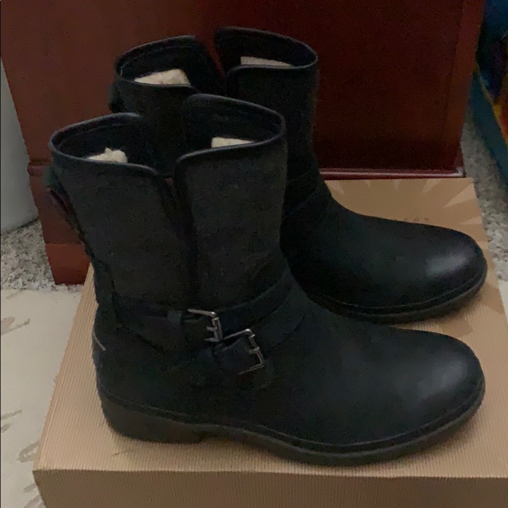 Like new Ugg Simmens black boots